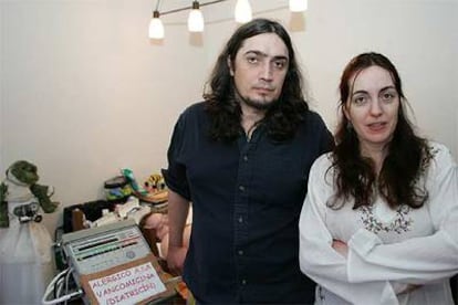 Javier Fernández y María Santos, padres de Lucas, en su domicilio familiar.