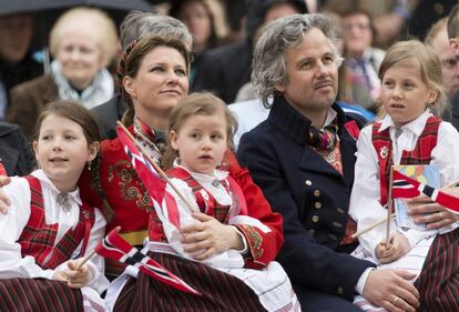 Marta Luisa y Ari Behn celebran el Día Nacional de Noruega en Londres, el 17 de mayo de 2013, junto a sus tres hijas, Maud Angelica, Leah Isadora y Emma Tallulah