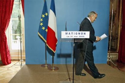 El ex primer ministro Raffarin abandona el palacio de Matignon tras su rueda de prensa de despedida.