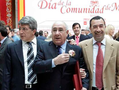 Alfredo Landa (imagen de arriba) luce la medalla recibida de la Comunidad junto a Enrique Cerezo, izquierda, y José Luis Garci.
Sara Montiel, abajo a la izquierda, y Alfredo di Stéfano, abajo a la derecha, en dos momentos de la recepción en la Puerta del Sol.