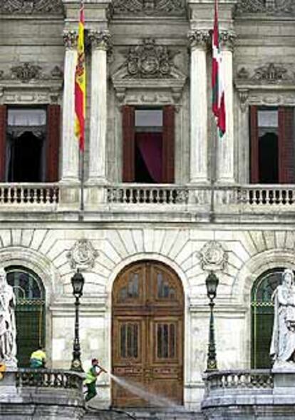 Las banderas de España y País Vasco ondean en el Ayuntamiento de Bilbao tras ser izadas sin incidentes en el Día Grande.