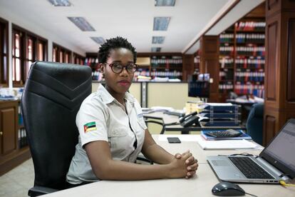 En las oficinas de Pescamar, otras dos mujeres también han alcanzado puestos de responsabilidad. Marcia Alfeu (29 años) que es directora de control y planeamiento de gestión. “Como mujer es complicado ascender en Mozambique, pero de un tiempo a esta parte hemos demostrado que no solo valemos para llevar la casa y los hijos”, afirma. 
