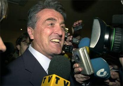 Radomir Antic, sonriente tras cerrar su acuerdo con Joan Gaspart.