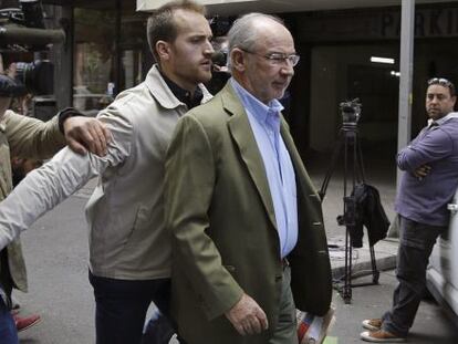 Rato, ayer, saliendo de su casa junto a un guardaespaldas, en Madrid.