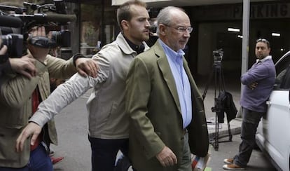 Rodrigo Rato, a la salida de su casa en Madrid.