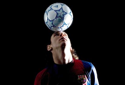 Leo Messi, futbolista del FC Barcelona, hace unos ejercicios con el balón en la cabeza, en 2006.