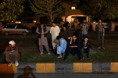 People gather outside a mall following an earthquake in Islamabad, Pakistan