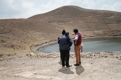 Habitantes de la comunidad de Siete Lagunas visitan las lagunas afectadas por la sequía. En las laderas, se observan varios campos de cultivo.