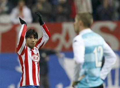 El Kun Agüero celebra la victoria de su equipo