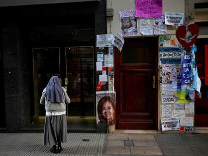 Una monja pasa por la puerta del domicilio de Cristina Kirchner, el pasado 3 de septiembre.