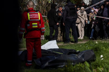 Un cordón policial ante los cadáveres del ataque a un edificio en la ciudad de Uman.