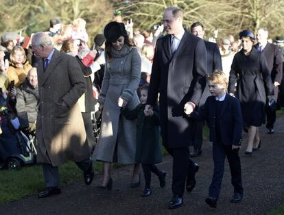 El príncipe Carlos y Guillermo de Inglaterra y Kate Middleton llegan al servicio religioso de Navidad de Sandringham con sus dos hijos mayores.