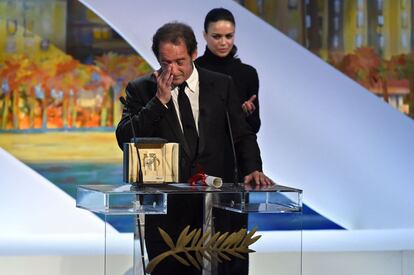 El actor francés Vincent Lindon se conmueve durante su discurso de agradecimiento por el premio al mejor intérprete de Cannes 2015. Lindon ha sido galardonado por su rol en 'La ley del mercado', de Stéphane Brizé.