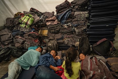 Una familia de migrantes venezolanos descansa al interior de la parroquia.