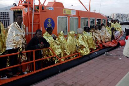 Rescate realizado por Salvamento Marítimo de 48 inmigrantes de origen subsahariano que fueron localizados en una patera en las proximidades del Cabo Tres Forcas y han sido trasladados a Melilla (España).