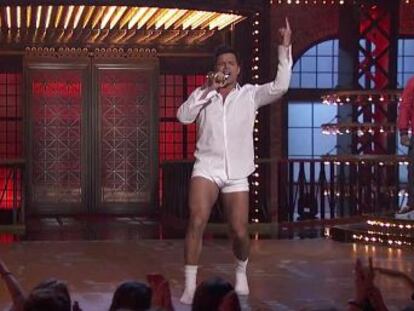 El cantante aparece imitando la escena de Tom Cruise en  Risky Business  en el programa de televisión ‘Lip Sync Battle’