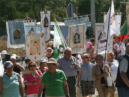 Asistentes al rezo del rosario en Prado Nuevo en El Escorial el pasado sábado día 1.