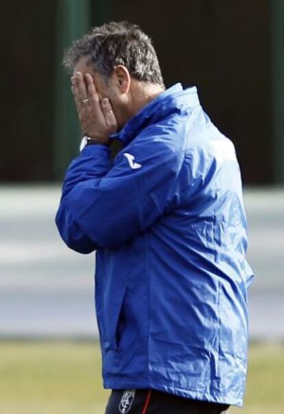 Joaquín Caparrós en un entrenamiento del Granada, este mes de enero.