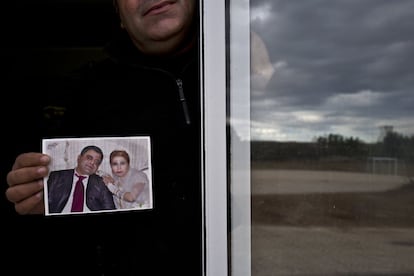 Henef Slu, de 37 años de edad, refugiado sirio del distrito de Sheikh Maqsud (norte de Alepo), sujeta una fotografía tomada el día de su boda. 'Fue el día más bonito de mi vida el día que me casé con mi esposa Nadima, tuvimos muchos invitados, familiares y amigos. Esta fotografía es lo único que llevamos con nosotros desde casa', declaró Henef.