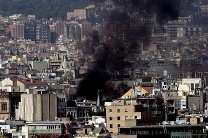 Columna de humo procedente de los incendios generados en las protestas