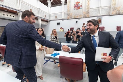 José Ángel Antelo (Vox), vicepresidente de Murcia, saluda al presidente regional, Fernando López Miras (PP), en septiembre en el pleno de investidura.