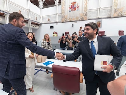 El presidente en funciones de la Comunidad de Murcia, Fernando López Miras, a la derecha, saluda al portavoz de Vox, José Ángel Antelo, este miércoles en la Asamblea de Murcia.