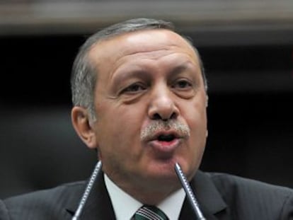 El primer ministro turco, Recep Tayyip Erdogan, se dirige a su partido, el AKP durante una reuni&oacute;n en Ankara el pasado noviembre. 
