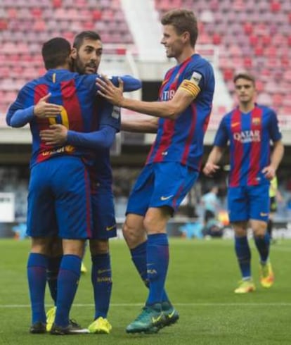 Los jugadores del Barça B celebran la consecución de uno de los 12 goles.