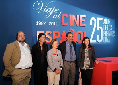 La ministra de Cultura, Ángeles González-Sinde, fue una de las encargadas de inaugurar la exposición con el presidente de la Academia de Cine, Enrique González Macho. "Tengo muchos y muy distintos recuerdos desde la primera edición de los Goya en el cine Lope de Vega de Madrid, a otro año que fue en Barcelona y todo el patio de butacas cantó cumpleaños feliz al príncipe Felipe, o la gala en la que apareció Pedro Almodóvar por sorpresa", dijo la ministras. Además, se presentó el libro 'Viaje al cine español. 25 años de los Premios Goya', editado por Lunwerg, que aborda la evolución de nuestro cine en el último cuarto de siglo, guiado por los testimonios de relevantes figuras de nuestra industria audiovisual.