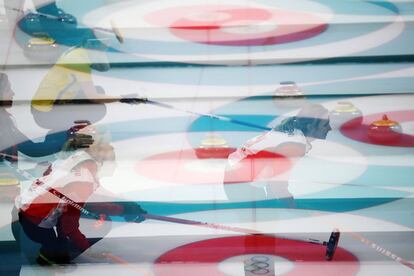 Fotografía de exposición múltiple de la suiza Silvana Tirinzoni durante el partido de curling entre Suiza y Canadá, el 18 de febrero.