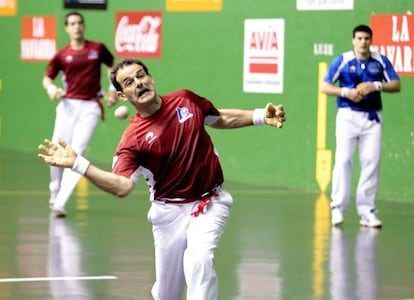 Titín III golpea la bola durante el partido disputado en Arrigorriaga.