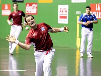 Titín III golpea la bola durante el partido disputado en Arrigorriaga.