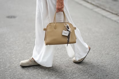 El modelo Boston de Birkenstock y los zuecos inspirados en él son de los más recurrentes en el 'street style' de las semanas de la moda.