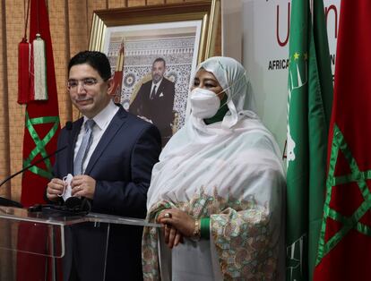 El ministro marroquí de Asuntos Exteriores, Naser Burita, y la comisaria de Asuntos Sociales en la Unión Africana, Amira El Fadil, durante la inauguración este viernes en Rabat de la sede del Observatorio Africano de Migraciones (OAM).