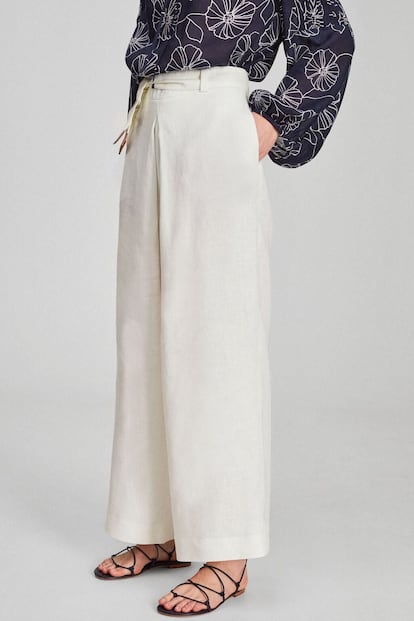 Dale un aire oriental y sofisticado a tus looks con estos pantalones palazzo de lino con cinturón rematado en cuero, de Carolina Herrera.

330€