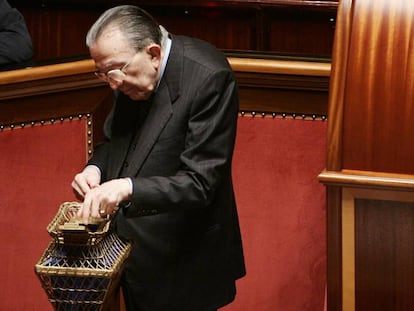 Giulio Andreotti deposita su voto en la C&aacute;mara Alta en 2006.