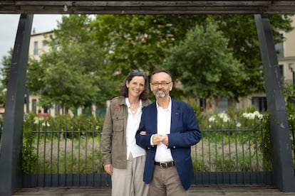 La candidata independiente de derechas, Emmanuelle Ménard, junto a su marido y alcalde de la ciudad de Béziers, Robert Ménard, este jueves. Ambos rompieron con el partido de Le Pen. Emmanuel Ménard se presenta a estas elecciones como candidata indipendiente. 