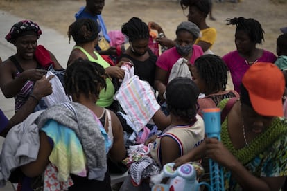 En el lado mexicano, las expresiones de solidaridad con la nueva oleada migratoria se suceden. Platos de comida caliente, botellas de agua, elotes. En la imagen, un grupo de mujeres elige ropa de segunda mano que les ha llevado un grupo religioso.