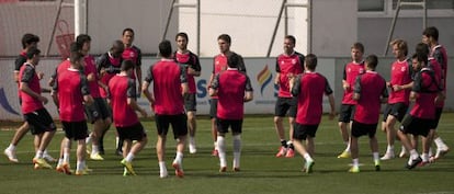 Los jugadores del Sevilla calientan en el entrenamiento.