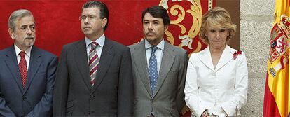 Antonio Beteta, Francisco Granados, Ignacio González y Esperanza Aguirre, durante el acto de toma de posesión de los nuevos consejeros.