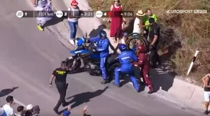 Momento del atropello de una moto de la organización a un espectador.