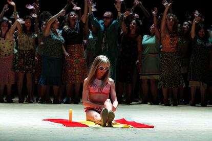 La gente acude a la plaza de toros, incluidos los turistas, para ver torear a Escamillo. Carmen ha previsto ir y Don José la espera.