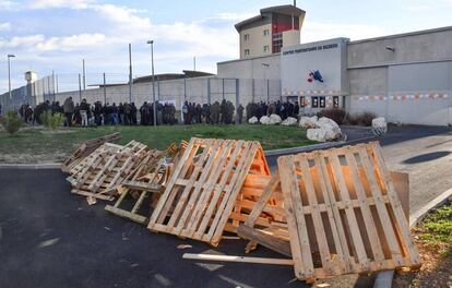 Guardias de prisiones protestan fuera de la cárcel de Beziers, en Francia