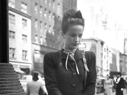 Maeve Brennan, ante un escaparate de Manhattan.