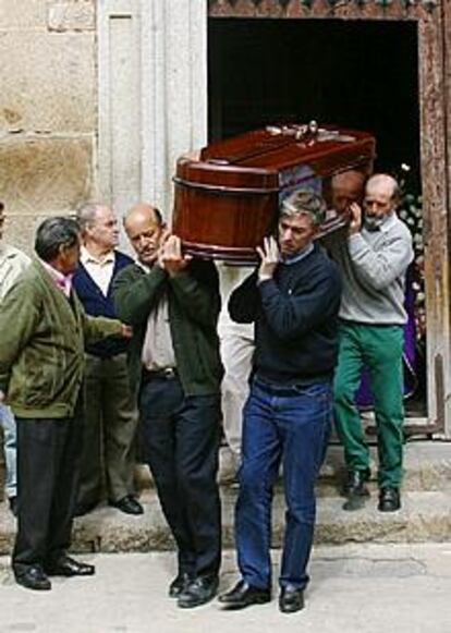 Entierro del mesonero Serafín Robledo, en su localidad natal de Cebreros (Ávila).