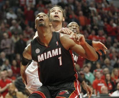 Joakim Noah lucha por un rebote con Chris Bosh