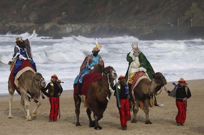 Los Reyes Magos a su llegada en camello a la playa donostiarra de La Zurriola, desde donde se han dirigido al Ayuntamiento a recibir las cartas de los niños antes de desfilar en la tradicional cabalgata.