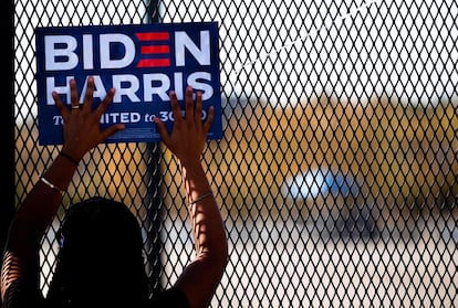 Una mujer celebra en el centro Chase de Wilmington, lugar donde Biden ha permanecido durante los últimos días.