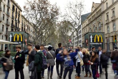 Una imagen de La Rambla, donde hasta las cabinas de los ascensores del metro son soporte publicitario.