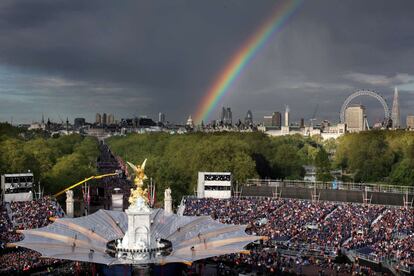 Un arcoiris sobre el London Eye acompaña a los más de 500.000 asistentes al concierto.